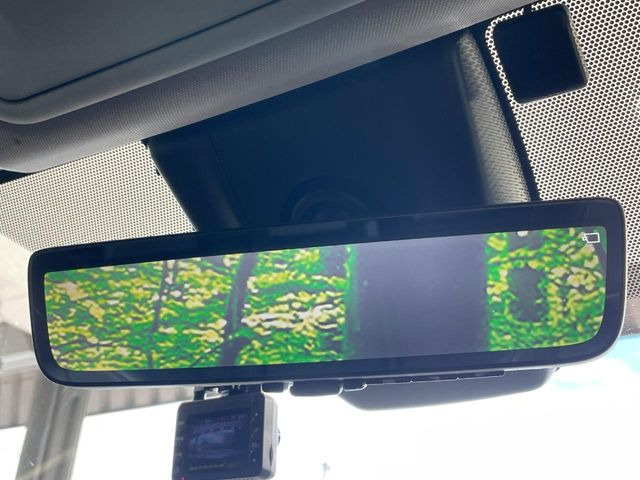 【デジタルインナーミラー】後席の大きな荷物や同乗者で後方が確認しづらい時でも安心!カメラが撮影した車両後方の映像をルームミラー内に表示。クリアな視界で状況の確認が可能です!