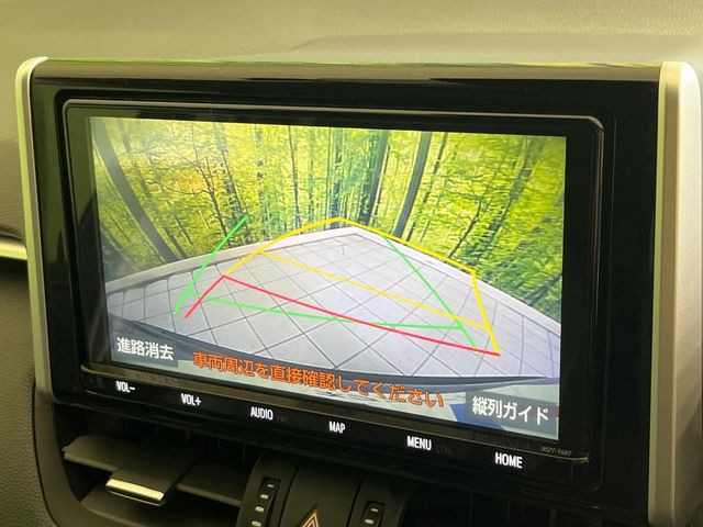 【バックカメラ】駐車時に後方がリアルタイム映像で確認できます。大型商業施設や立体駐車場での駐車時や、夜間のバック時に大活躍!運転スキルに関わらず、今や必須となった装備のひとつです!