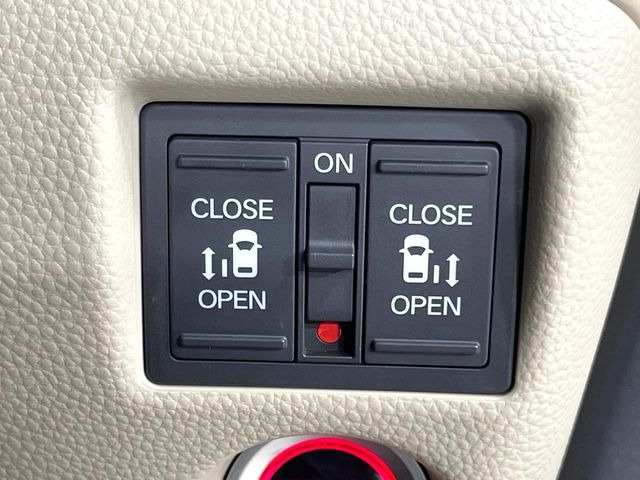 【両側パワースライドドア】スマートキーや運転席のスイッチで後席両側スライドドアの開閉が可能♪電動だから力を入れてドアを開ける必要が無く、小さなお子様でも簡単に開け閉めでき快適です♪