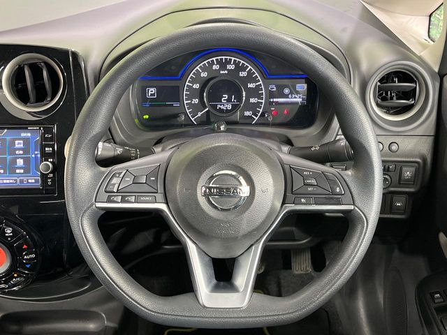 インテリアに合わせたデザインのステアリングは、運転される方のことも考え、運転しやすい形状、大きさです。是非一度、実際に触ってお確かめください。