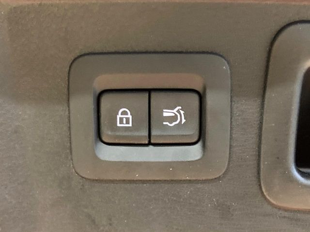 【パワーバックドア】スマートキーや運転席のボタンを押すだけでリアゲートが自動で開閉します!荷物を持っている時や、高い位置にあるバックドアを閉める際に便利な機能です♪