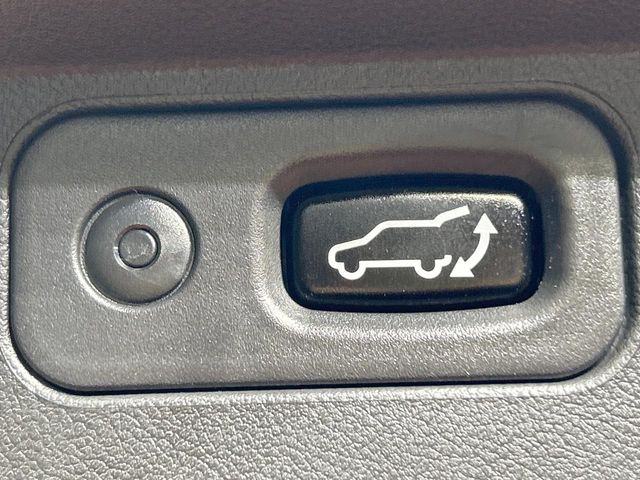 【パワーバックドア】スマートキーや運転席のボタンを押すだけでリアゲートが自動で開閉します!荷物を持っている時や、高い位置にあるバックドアを閉める際に便利な機能です♪