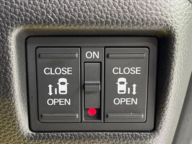 【両側パワースライドドア】スマートキーや運転席のスイッチで後席両側スライドドアの開閉が可能♪電動だから力を入れてドアを開ける必要が無く、小さなお子様でも簡単に開け閉めでき快適です♪