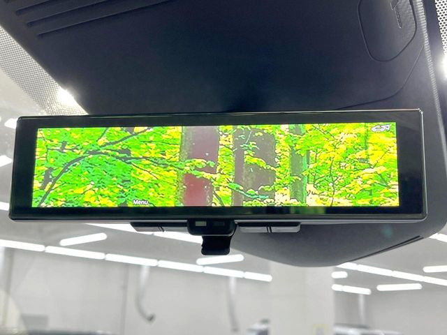 【インテリジェントルームミラー】後席の大きな荷物や同乗者で後方が確認しづらい時でも安心!カメラが撮影した車両後方の映像をルームミラー内に表示。クリアな視界で状況の確認が可能です!