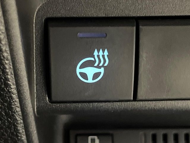 【ステアリングヒーター】冬場に冷たくなりやすい革巻きステアリングを、スイッチ一つで素早く適温に!エアコンよりも早く温まってくれるので、寒い日の運転も快適になりますね♪
