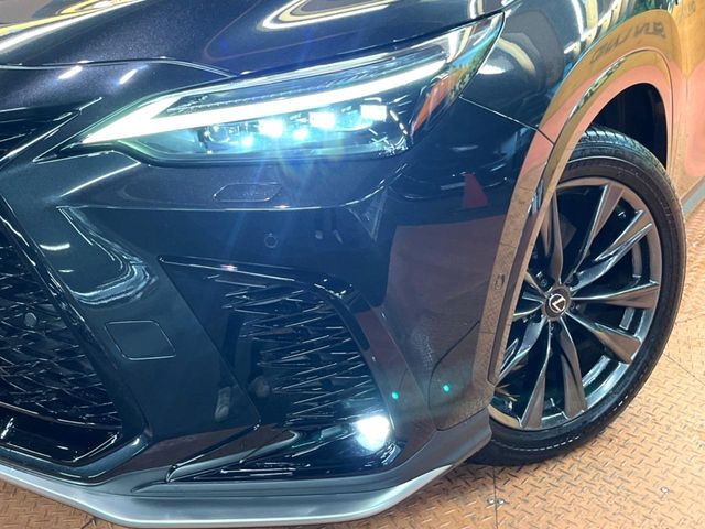 【三眼LEDヘッドライト】スタイリッシュな見た目の三眼LEDヘッドライトを装備♪スタイルだけでなく、夜間の走行も視界良好で安心してお乗りいただけます。
