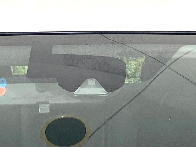 【エマージェンシーブレーキ】走行中に前方の車両等を認識し、衝突しそうな時は警報とブレーキで衝突回避と被害軽減をアシスト。より安全にドライブをお楽しみいただけます。
