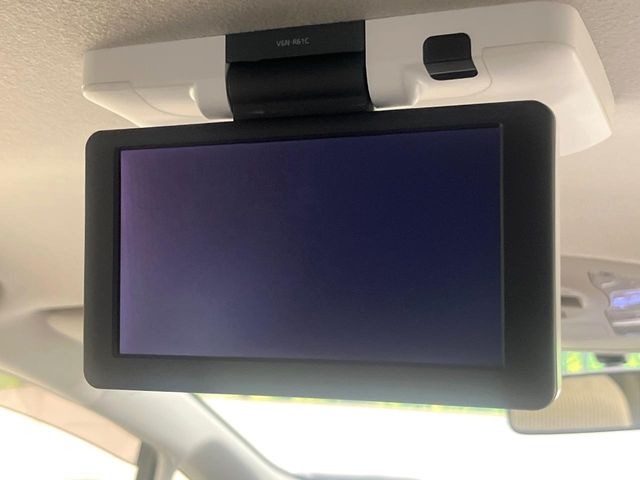 【後席モニター】家族や友人とお出かけする機会が多い方に大人気の後席モニターを装備!見やすい位置に画面がありテレビやDVDの視聴も快適!友達もお子様も、後席にしか乗らなくなるかも??