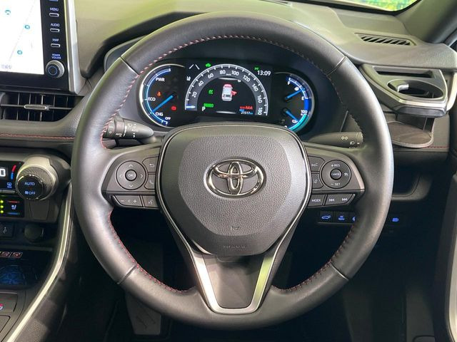 �C���e���A�ɍ��킹���f�U�C���̃X�e�A�����O�́A�^�]�������̂��Ƃ��l���A�^�]���₷���`��A�傫���ł��B�����x�A���ۂɐG���Ă��m���߂��������B