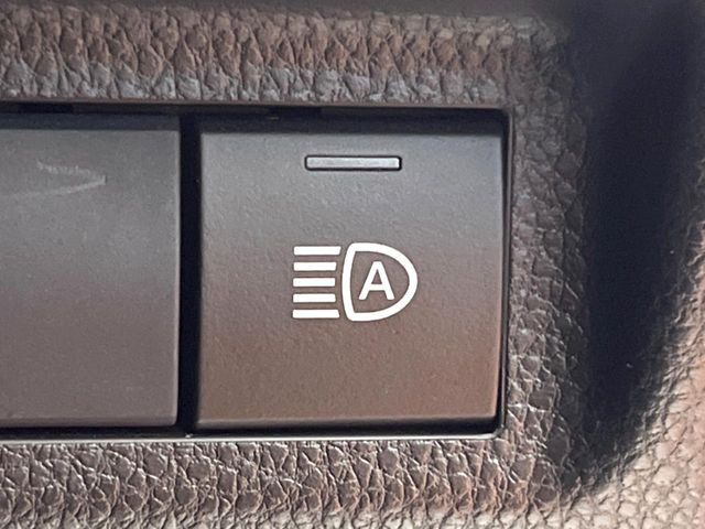 【アダプティブハイビーム】遠くまで明るく照らすハイビームを先行車や対向車に照射しない様、自動で調整!毎回手動で切り替える必要がなく、夜間走行時のストレスも軽減。安全性向上にも寄与します。
