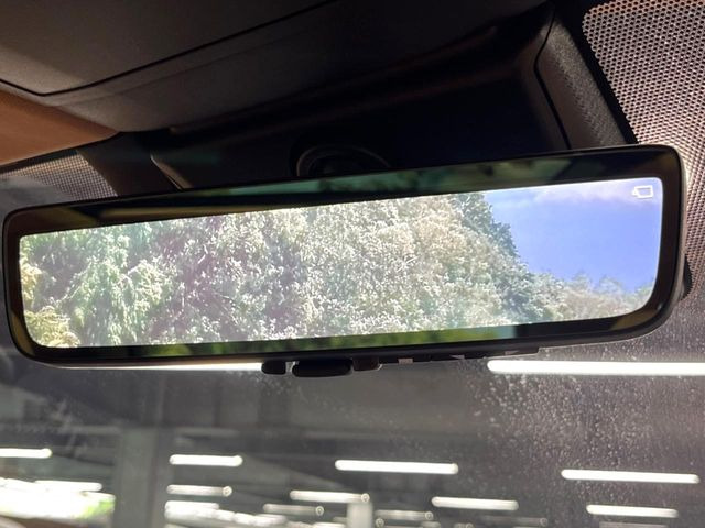 【デジタルインナーミラー】後席の大きな荷物や同乗者で後方が確認しづらい時でも安心!カメラが撮影した車両後方の映像をルームミラー内に表示。クリアな視界で状況の確認が可能です!