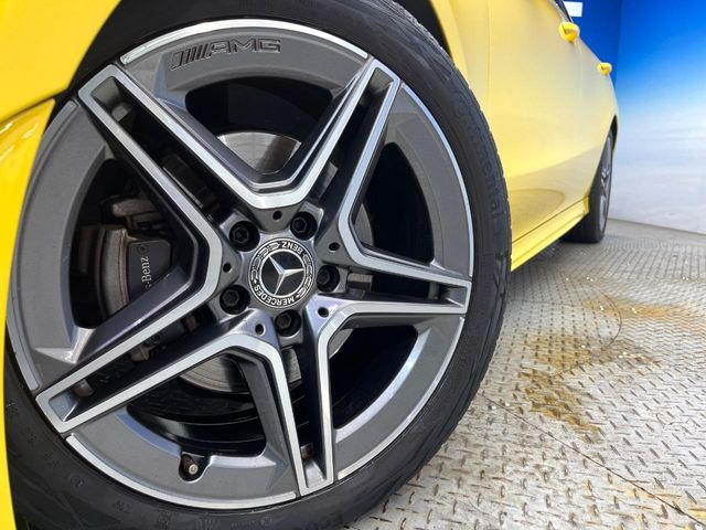 ●純正18インチアルミホイール:輸入車ならではの卓越した走りを支えるホイールと足回りです!日本車の走りに慣れている方にもぜひ体感して頂きたいほど、高いレベルでまとまっています!