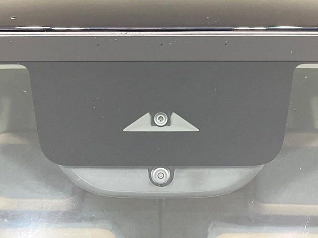 【インテリジェントエマージェンシーブレーキ】フロントカメラで前方の車両や歩行者を検知。衝突しそうな時は衝突被害軽減ブレーキが作動、衝突回避をサポート。より安全にドライブをお楽しみいただけます。