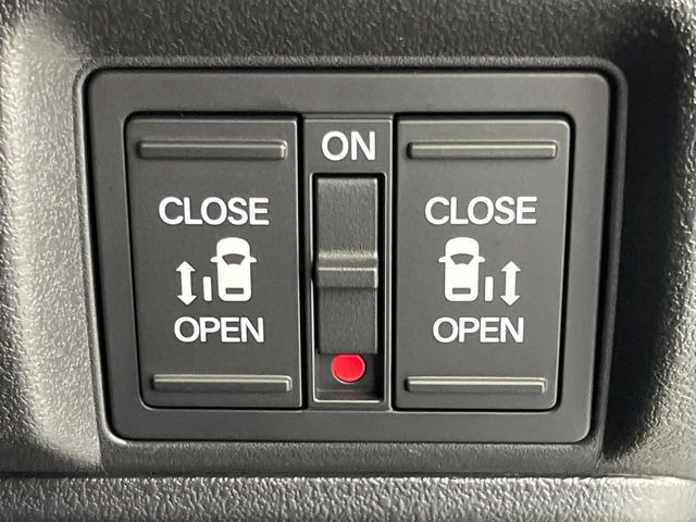 【両側パワースライドドア】スマートキーや運転席のスイッチで後席両側スライドドアの開閉が可能♪電動だから力を入れてドアを開ける必要が無く、小さなお子様でも簡単に開け閉めでき快適です♪