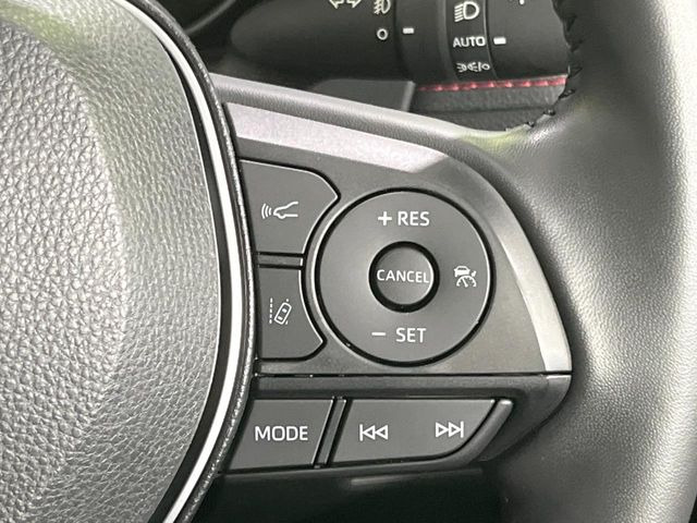 【レーダークルーズコントロール】高速道路での長距離走行が楽に!!自動で速度を保つクルーズコントロールが、衝突軽減システムと連携し、前方の車両を感知して車間を保つように速度調節してくれます!!
