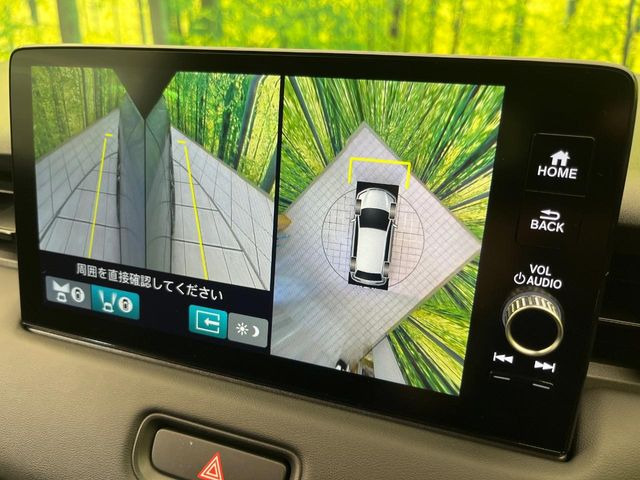 【マルチビューカメラシステム】専用のカメラにより、上から見下ろしたような視点で360度クルマの周囲を確認することができます☆死角部分も確認しやすく、狭い場所での切り返しや駐車もスムーズに行えます。