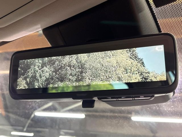 【デジタルインナーミラー】後席の大きな荷物や同乗者で後方が確認しづらい時でも安心!カメラが撮影した車両後方の映像をルームミラー内に表示。クリアな視界で状況の確認が可能です!
