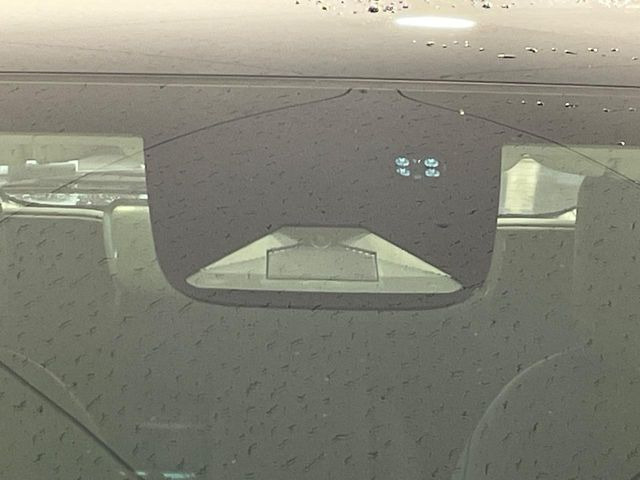 【ホンダセンシング】走行中に前方の車両等を認識し、衝突しそうな時は警報とブレーキで衝突回避と被害軽減をアシスト。より安全にドライブをお楽しみいただけます。