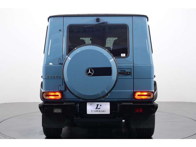 リアビューの主役は背面スペアタイヤです。四角いボディにぴったりと収まる佇まいは実用車として生まれたGクラスの証であり、後続車から見られることを意識した機能美がそのまま形になった部分です。美しい一枚です