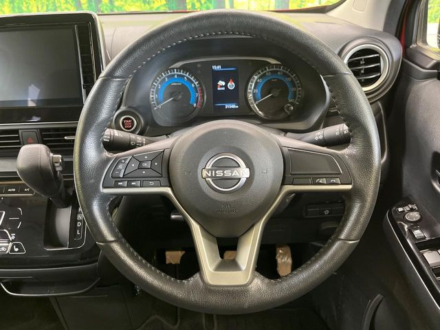 �C���e���A�ɍ��킹���f�U�C���̃X�e�A�����O�́A�^�]�������̂��Ƃ��l���A�^�]���₷���`��A�傫���ł��B�����x�A���ۂɐG���Ă��m���߂��������B