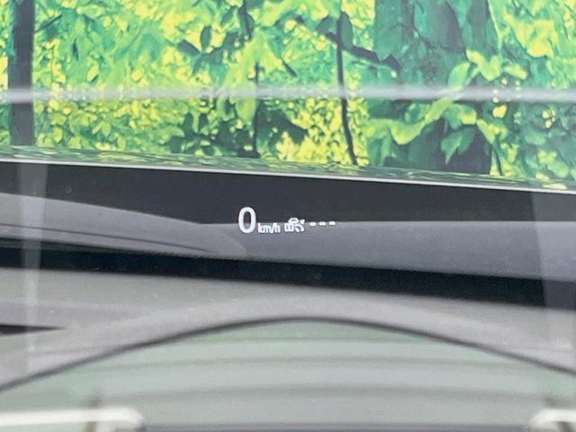 【ヘッドアップディスプレイ】現在の速度や走行情報をデジタル表示で運転席前方のガラスに投影!運転中、目線をずらさず必要な情報を確認できるのでとっても便利で安心!