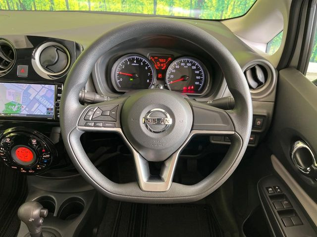 �C���e���A�ɍ��킹���f�U�C���̃X�e�A�����O�́A�^�]�������̂��Ƃ��l���A�^�]���₷���`��A�傫���ł��B�����x�A���ۂɐG���Ă��m���߂��������B