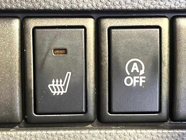 【シートヒーター】寒い日に重宝するシートヒーター!エアコンより早く温まってくれるので寒がりの人も安心ですね♪エアコンの温風は乾燥するから苦手、という方にもをおすすめです。