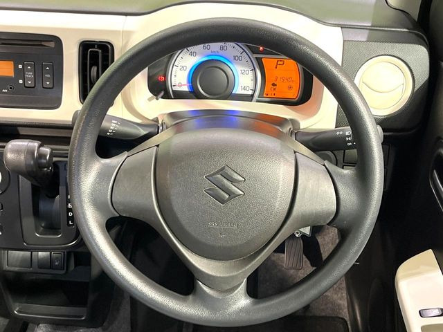 �C���e���A�ɍ��킹���f�U�C���̃X�e�A�����O�́A�^�]�������̂��Ƃ��l���A�^�]���₷���`��A�傫���ł��B�����x�A���ۂɐG���Ă��m���߂��������B