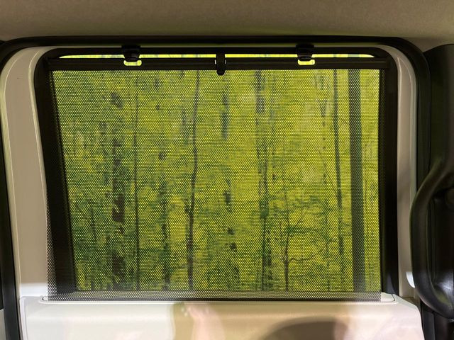 【ロールシェード】日差しや車外からの光が眩しいときにサッと引き出して使える、ロール格納タイプのサンシェードを装備。後席に乗ったお子様がウトウトしだした時など、ぜひご活用ください♪