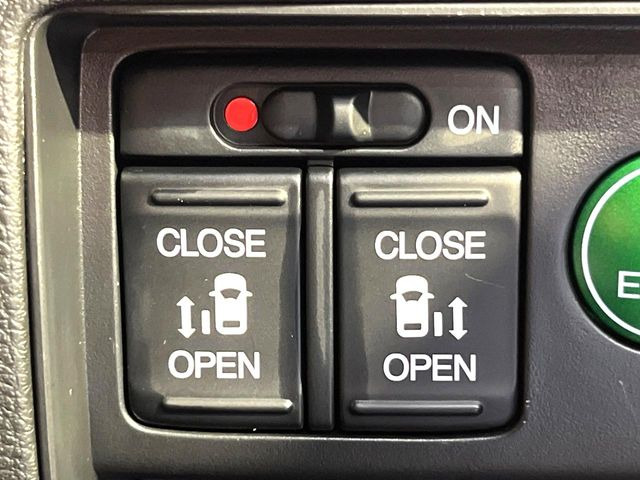 【両側パワースライドドア】スマートキーや運転席のスイッチで後席両側スライドドアの開閉が可能♪電動だから力を入れてドアを開ける必要が無く、小さなお子様でも簡単に開け閉めでき快適です♪