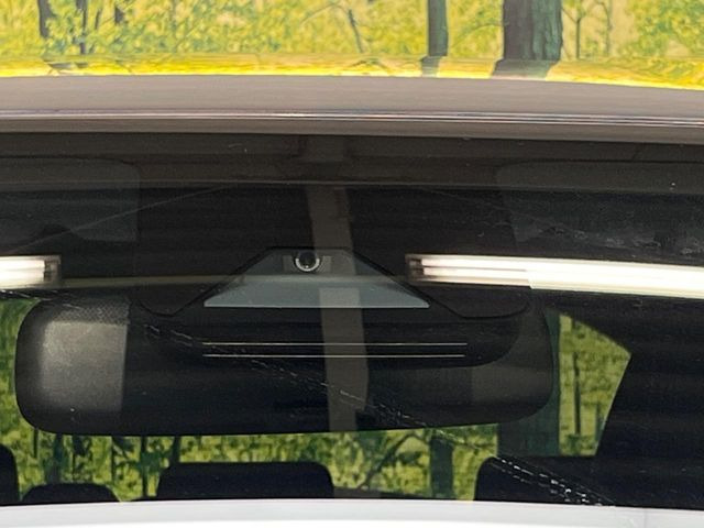 【トヨタセーフティセンス】走行中に前方の車両等を認識し、衝突しそうな時は警報とブレーキで衝突回避と被害軽減をアシスト。より安全にドライブをお楽しみいただけます。