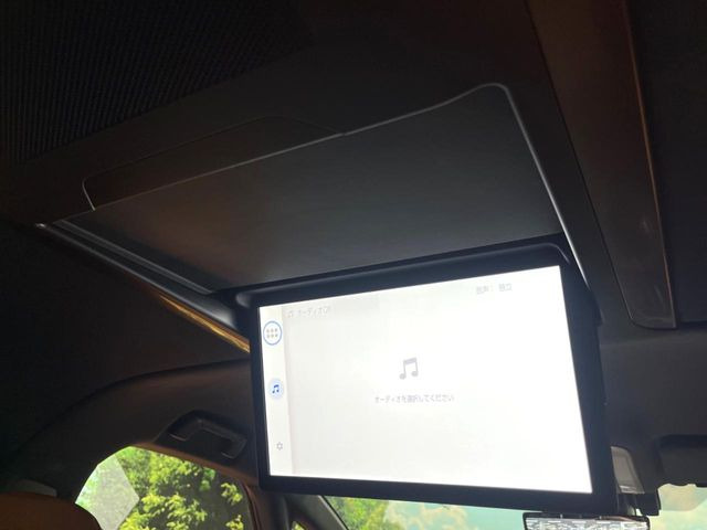 【14型有機ELフリップダウン】三列目からでも迫力のエンタメが観れる大画面フリップダウン。有機ELのモニターでは、一般的なフリップダウンよりも高コントラストでキレイな映像を楽しめます。