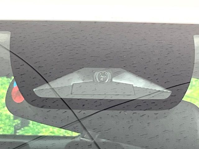 【ホンダセンシング】走行中に前方の車両等を認識し、衝突しそうな時は警報とブレーキで衝突回避と被害軽減をアシスト。より安全にドライブをお楽しみいただけます。