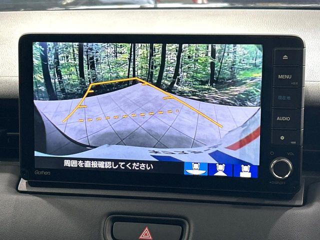 【バックカメラ】駐車時に後方がリアルタイム映像で確認できます。大型商業施設や立体駐車場での駐車時や、夜間のバック時に大活躍!運転スキルに関わらず、今や必須となった装備のひとつです!