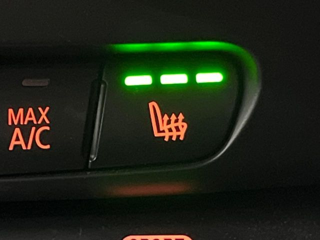 ●フロントシートヒーティング:運転席・助手席共に三段階で調節が可能なシートヒーターを装備しております。季節を問わず快適にご使用いただけます。