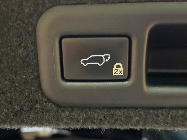 【ハンズフリーパワーバックドア】リアバンパー下部に足先を出し入れするだけでバックドアが自動で開閉♪両手が荷物でふさがっている時でもラクラク開閉操作が行えます!