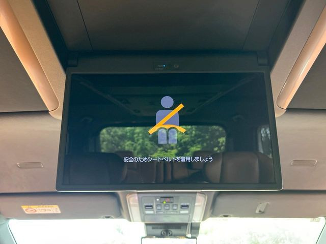 【フリップダウンモニター】大画面モニターで後席でもエンタメをお楽しみいただけます。小さなお子様にも大人気の装備です♪