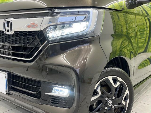 【LEDヘッドライト】悪天候や夜間走行時も良好な視界を確保し安心して運転できる高輝度LEDヘッドライトを装備!点灯速度が早く、消費電力も抑えられています。