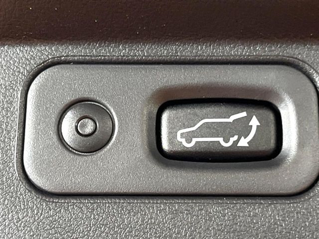 【パワーバックドア】スマートキーや運転席のボタンを押すだけでリアゲートが自動で開閉します!荷物を持っている時や、高い位置にあるバックドアを閉める際に便利な機能です♪