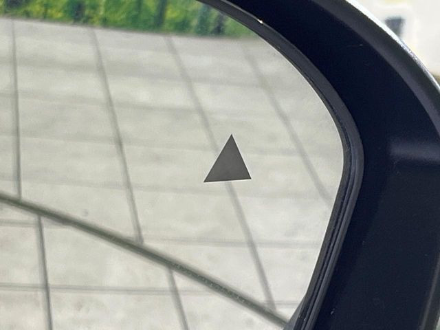 【ブラインドスポットワーニング】走行中、ドアミラーの死角になりやすい箇所に後続車が接近するとサイドミラー付近に警告を表示、ドライバーに注意喚起をしてくれます。