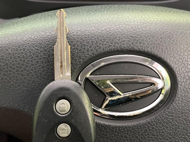 【キーレス】少し離れた場所からでもボタン一つでドアの開錠・施錠ができるのでとっても便利!ドアの鍵穴周りに傷をつけることもありません♪