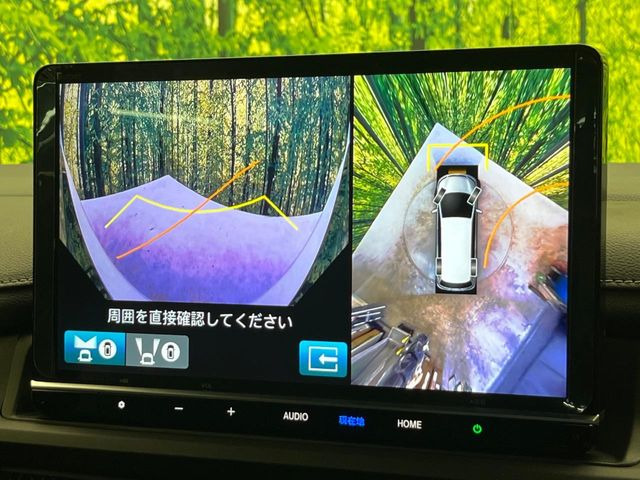 【マルチビューカメラシステム】専用のカメラにより、上から見下ろしたような視点で360度クルマの周囲を確認することができます☆死角部分も確認しやすく、狭い場所での切り返しや駐車もスムーズに行えます。