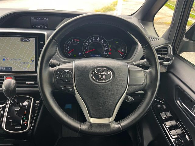 インテリアに合わせたデザインのステアリングは、運転される方のことも考え、運転しやすい形状、大きさです。是非一度、実際に触ってお確かめください。