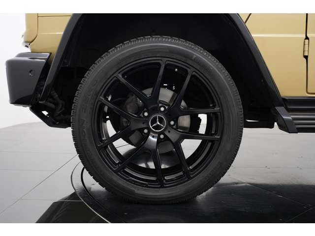 G63 エディション463用21インチ5ツインスポークアルミホイールを装備しております。ベージュのエクステリアを際立たせております。