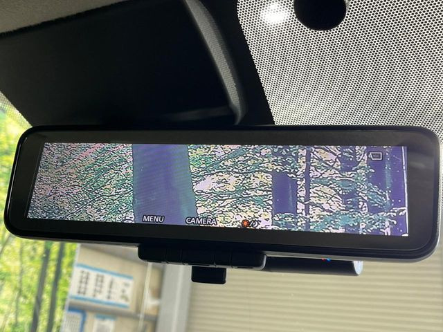 【インテリジェントルームミラー】後席の大きな荷物や同乗者で後方が確認しづらい時でも安心!カメラが撮影した車両後方の映像をルームミラー内に表示。クリアな視界で状況の確認が可能です!