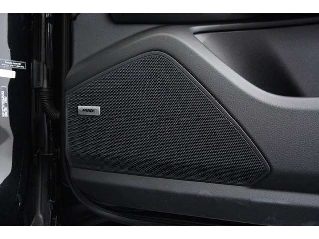 BOSE�T���E���h�T�E���h�V�X�e�����I������Ă���A�ԓ���Ԃ��㎿�ȋ�Ԃւƕς��Ă���܂��B