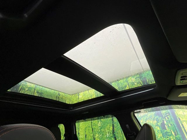 【パノラマルーフ】大型のガラスルーフ搭載で車内の解放感が一気にアップ!開放的なドライブをお楽しみいただけます。