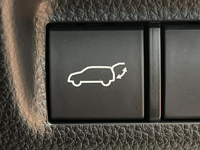 【パワーバックドア】スマートキーや運転席のボタンを押すだけでリアゲートが自動で開閉します!荷物を持っている時や、高い位置にあるバックドアを閉める際に便利な機能です♪