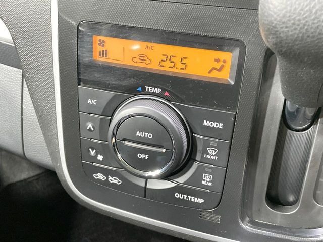 【オートエアコン】一度お好みの温度に設定すれば、車内の温度を検知し風量や温度を自動で調整。暑い&hellip;寒い&hellip;と何度もスイッチ操作をする必要はありません。快適な車内空間には必須の機能ですね♪