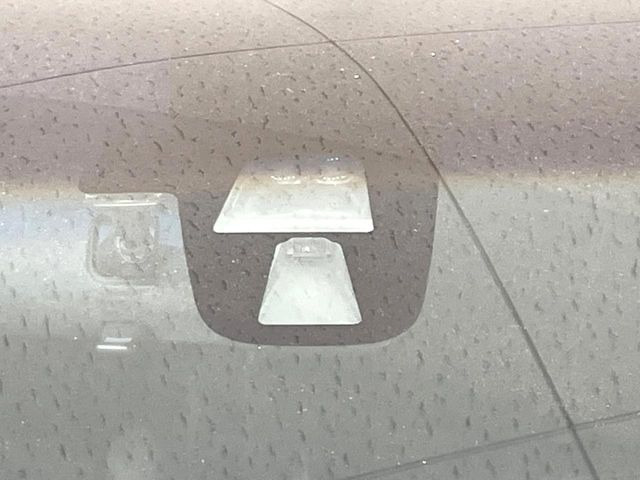 【シティブレーキアクティブシステム】低速走行中に前方の車両等を認識し、衝突しそうな時は警報とブレーキで衝突回避と被害軽減をアシスト。より安全にドライブをお楽しみいただけます。